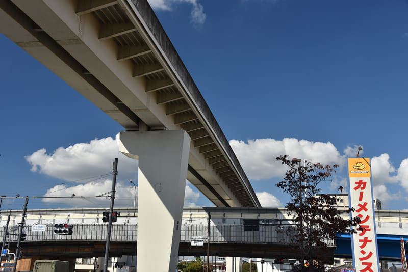 江北駅-西新井大師西駅間には環七があり、尾久橋通りとの交差で渋滞を起こさないように陸橋も整備されている