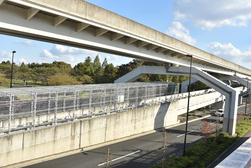 舎人公園の地下には日暮里・舎人ライナーの車庫があり、駅の北側で地下へと潜る引き込み線がある