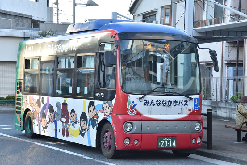 見沼代親水公園駅の駅前ロータリーに停車している川口市のコミュニティバス