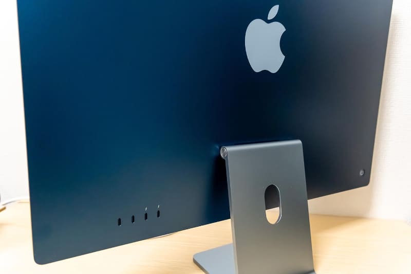 iMacの背面。USB-Cは４つあり、中央に電源アダプター＋イーサネットの専用端子がある