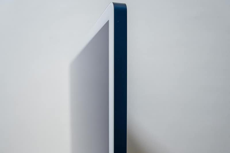 本体、というかディスプレイはかなり薄型