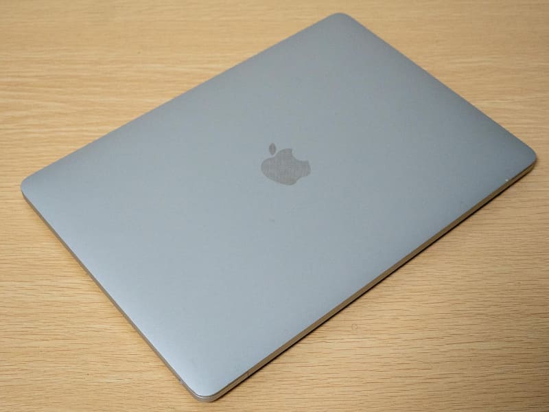 比較用に用意した、M1搭載版 MacBook Pro。13インチモデルで、2016年以来続くデザイン。今秋出荷を終了