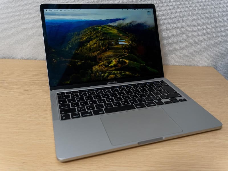 比較用に用意した、M1搭載版 MacBook Pro。13インチモデルで、2016年以来続くデザイン。今秋出荷を終了