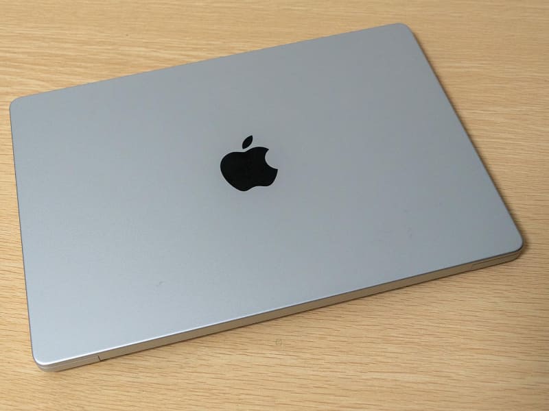 M1 Pro搭載版のMacBook Pro・14インチモデル。写真は2021年秋発売のもの。デザインはこの時に刷新された