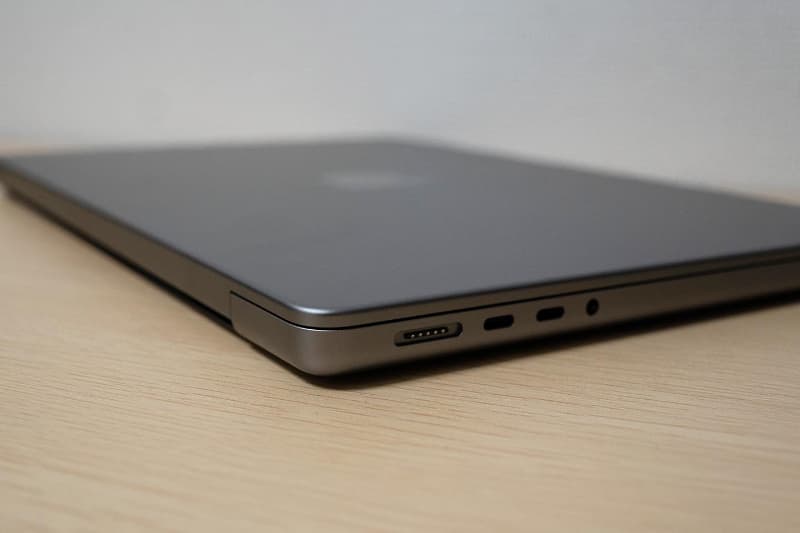 M3搭載版MacBook Proは本体左側のみにUSB-Cを搭載していて、右側にはHDMIとSDカードスロットだけを持つ