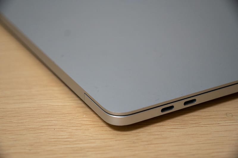 13インチモデル時代にはMagSafeはなく、左側だけにUSB-Cが２つあった