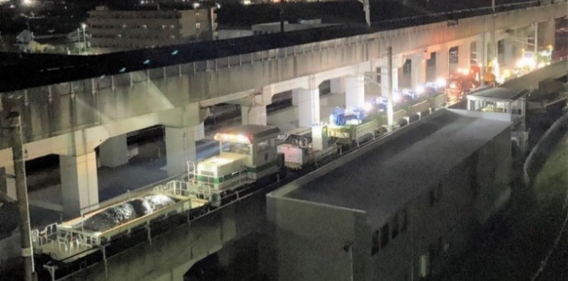 JR東日本では、少人数で工事ができる大型機械の導入を進めている。写真は保守基地から作業現場に向かう大型機械