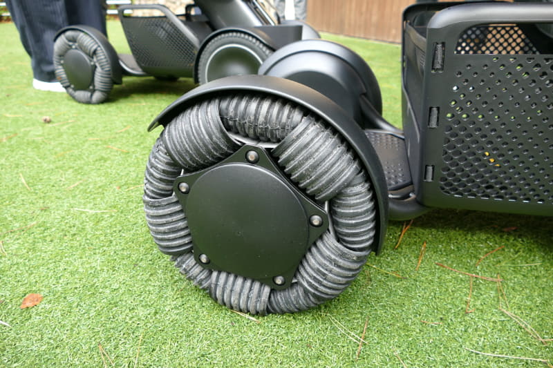 特徴である前輪のオムニホイールで小回りが効く