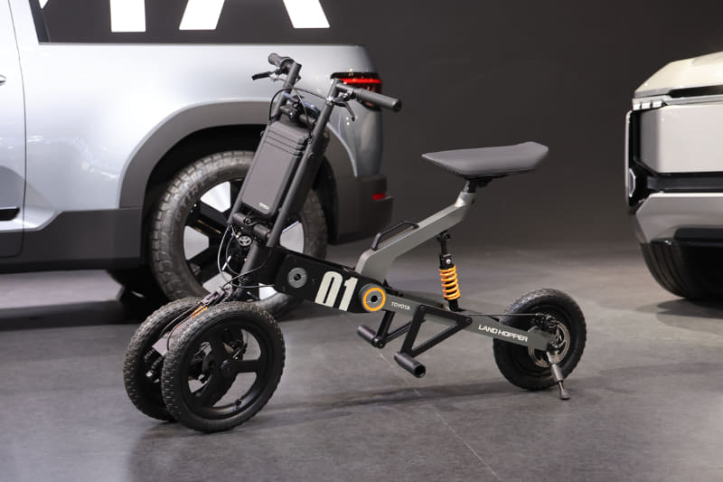 トヨタが展示した折りたたみ3輪モビリティー「ランドホッパー」