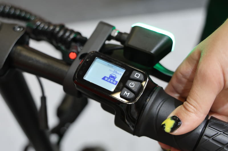 歩道走行モードにすることで最高時速は6kmに制限され、車体に装着された緑色のランプが点滅する