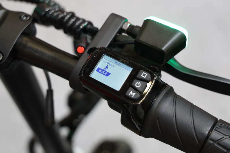 歩道走行モードにすることで最高時速は6kmに制限され、車体に装着された緑色のランプが点滅する