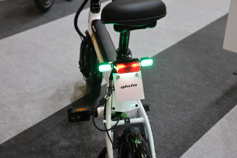 歩道走行モードにすることで最高時速は6kmに制限され、車体に装着された緑色のランプが点滅する