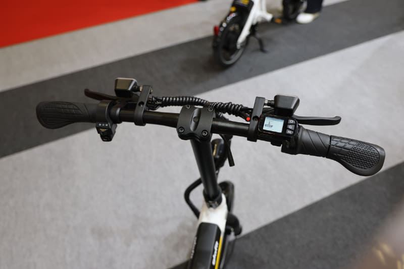 左手側にウィンカー用のスイッチを装備している