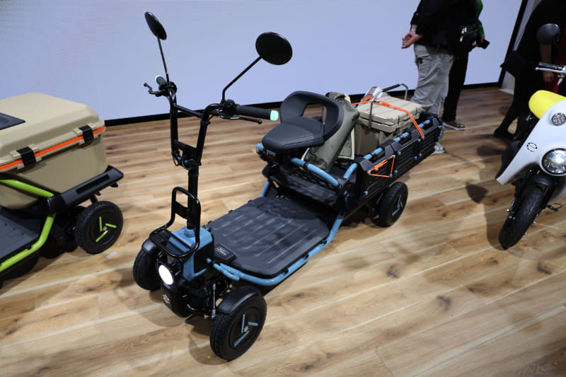 モビリティショーでスズキが展示した4輪モビリティー「SUZU-CARGO」。自転車サイズに収めながら4輪とした特定小型原付