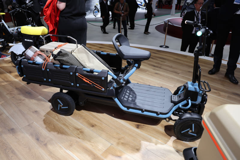 モビリティショーでスズキが展示した4輪モビリティー「SUZU-CARGO」。自転車サイズに収めながら4輪とした特定小型原付