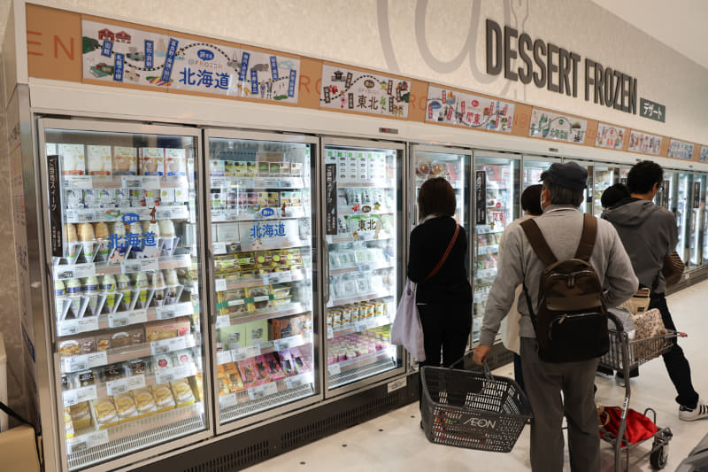 EATコーナーには全国から有名スイーツを250品目集めたご当地スイーツも並ぶ