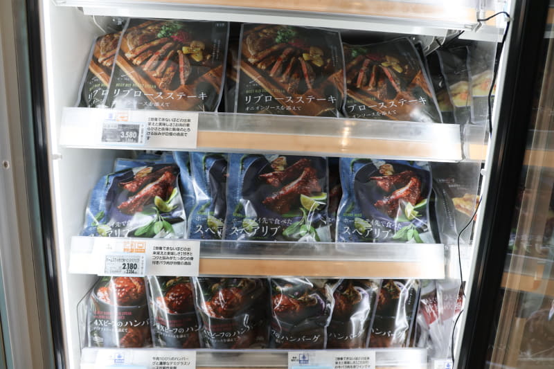 HEATコーナーでは、そのままおかずとして食べられる商品などをラインナップ