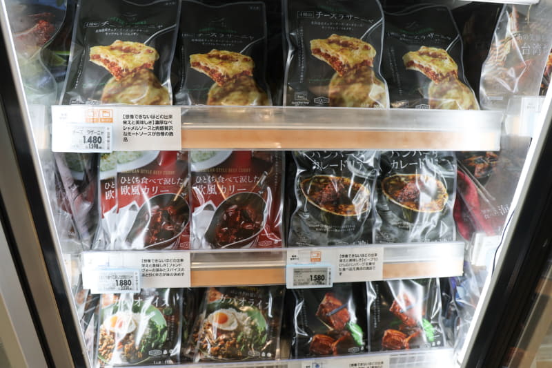 HEATコーナーでは、そのままおかずとして食べられる商品などをラインナップ