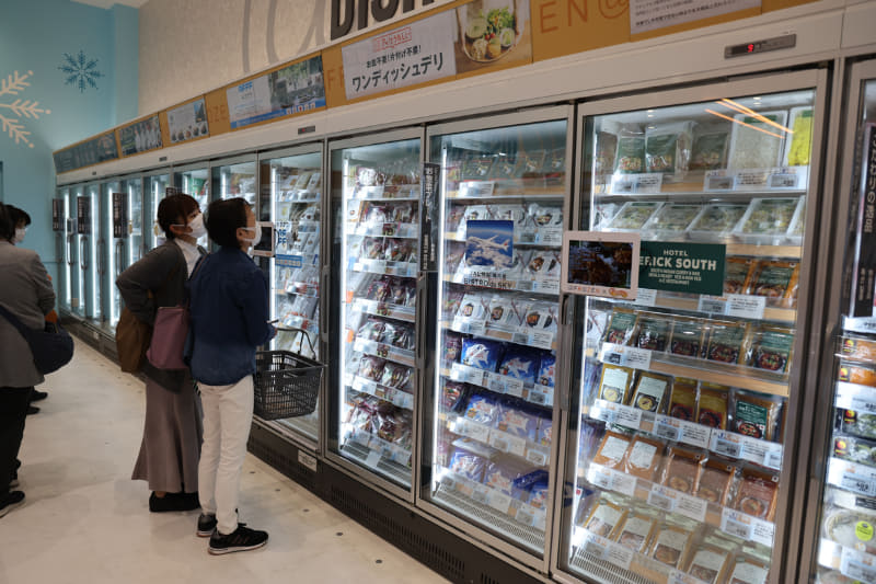 HEATコーナーでは、そのままおかずとして食べられる商品などをラインナップ