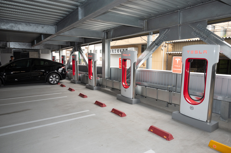6基のテスラ スーパーチャージャーを設置。日の丸交通の車両と共有する形だが、日中は外に出払うため空いているのではないかとのこと
