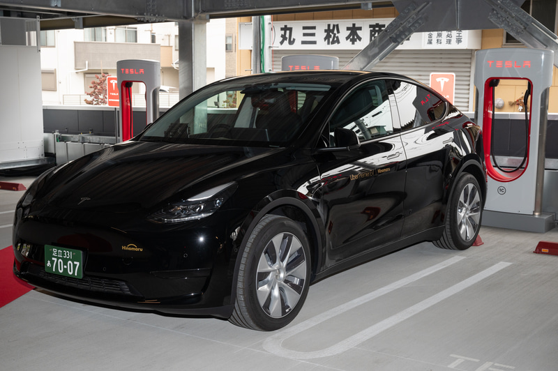 日の丸交通に「Uber プレミアムEV」専用車両として導入されたテスラ「モデルY」