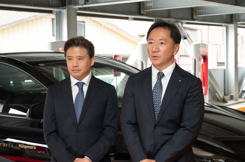 Uber Japan モビリティ事業代表の山中志郎氏(左)、日の丸交通 代表取締役の富田和孝氏(右)