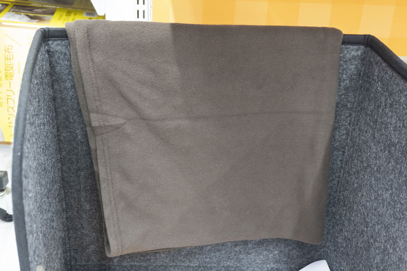 薄手ながらひざ掛け付きは便利