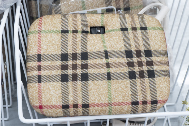 コイズミ 平形電気あんか KHA-06232(1,360円)。約220×160×45mm(幅×高さ×奥行)