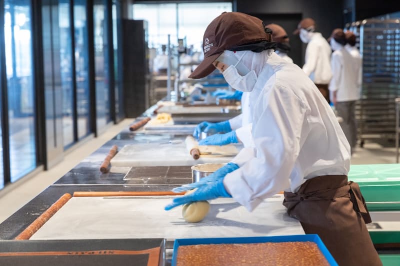 工場を併設し、職人がクルミッ子を作る姿を見ることができます