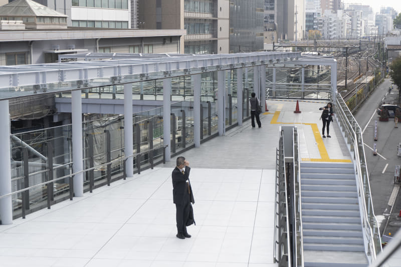 サクラステージの歩行者デッキ上から見た南通路