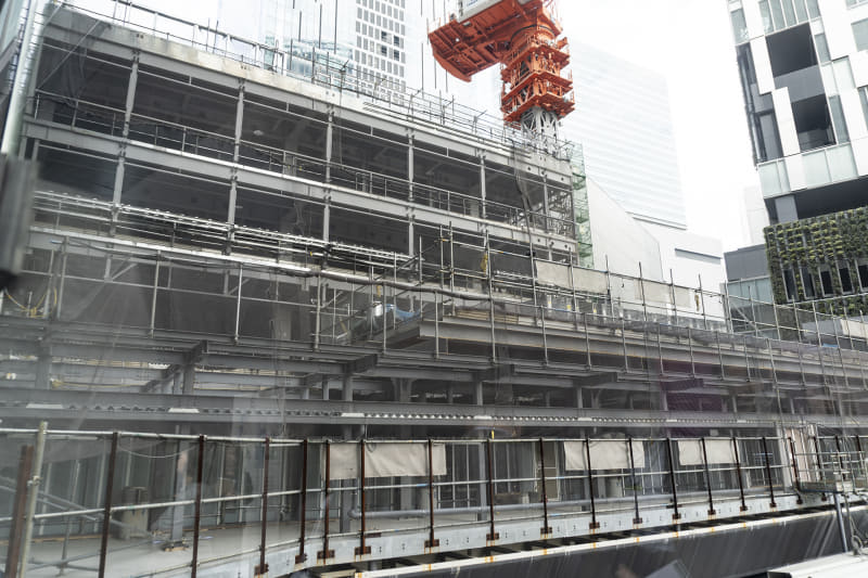 北自由通路上で新改札口設置に向けた工事が進められていた