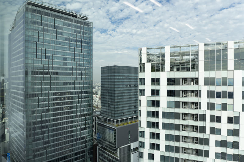 渋谷スクランブルスクエア(左)とストリーム(右)、中央奥はヒカリエ