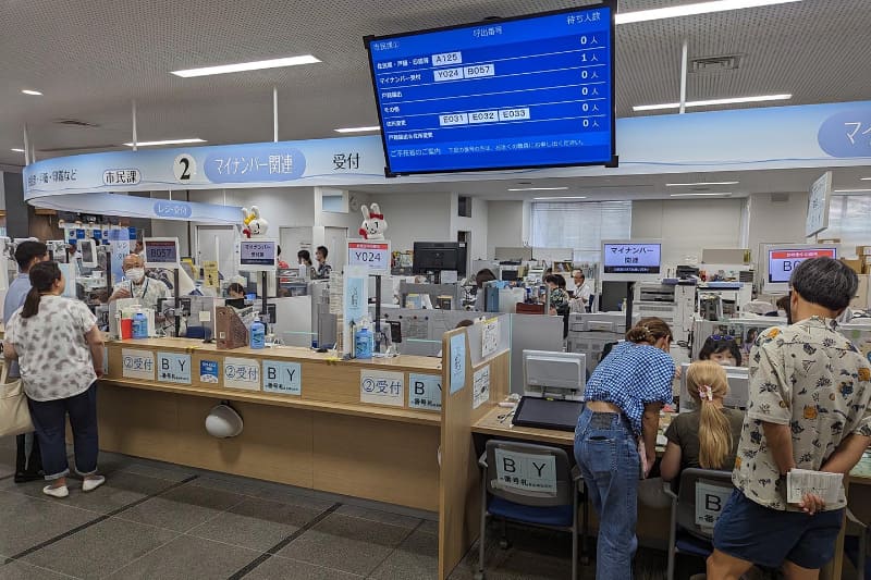 神奈川県茅ヶ崎市役所の市民課窓口。マイナンバーカード関連業務を取り扱う