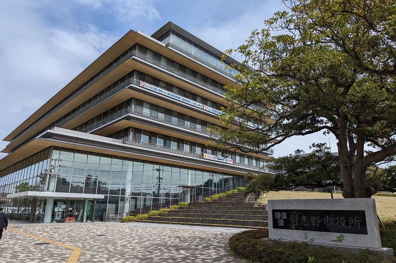 高齢者等、役所に出向いてマイナンバーカード関連の手続きを本人が行なうのが困難なケースもあり、“暗証番号設定のないマイナンバーカード”はその際の代理人の負担を軽減する