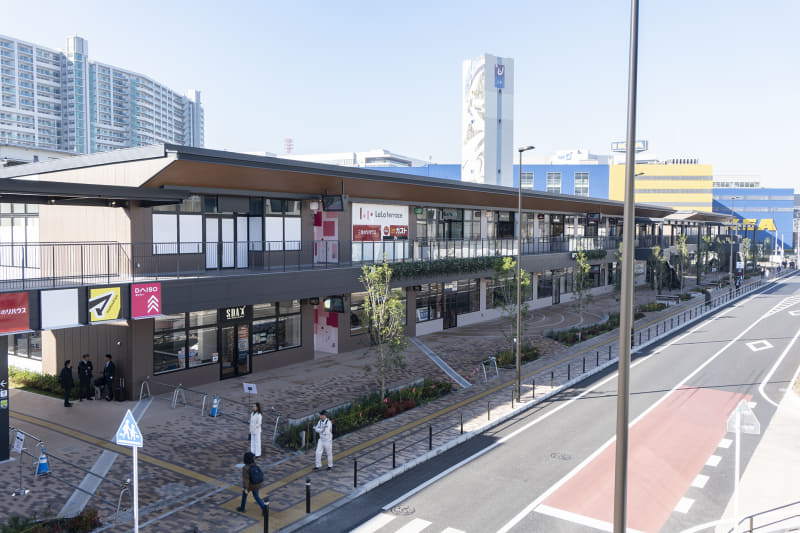 駅との接続デッキから見たららテラスTOKYO-BAY。先にはIKEAがある