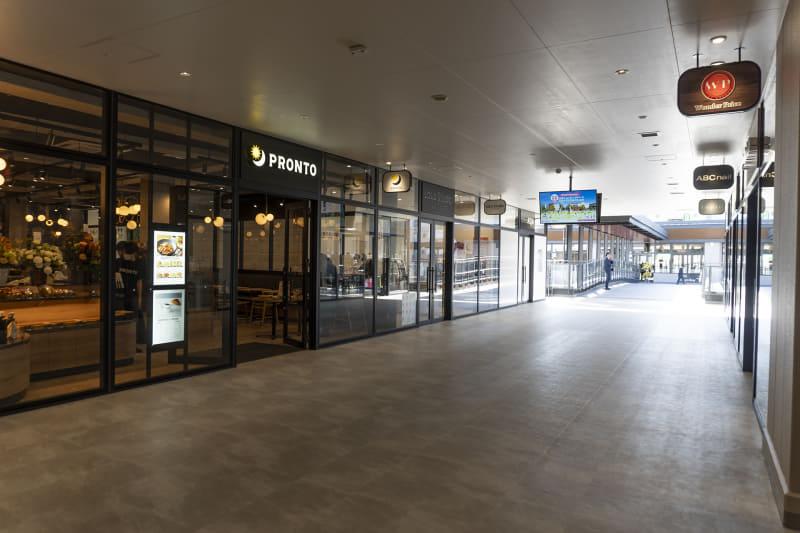 駅側の建物にも各種店舗が出店