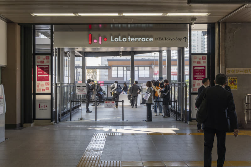 駅改札を出て左側を向くと、目の前にららテラスの入口がある