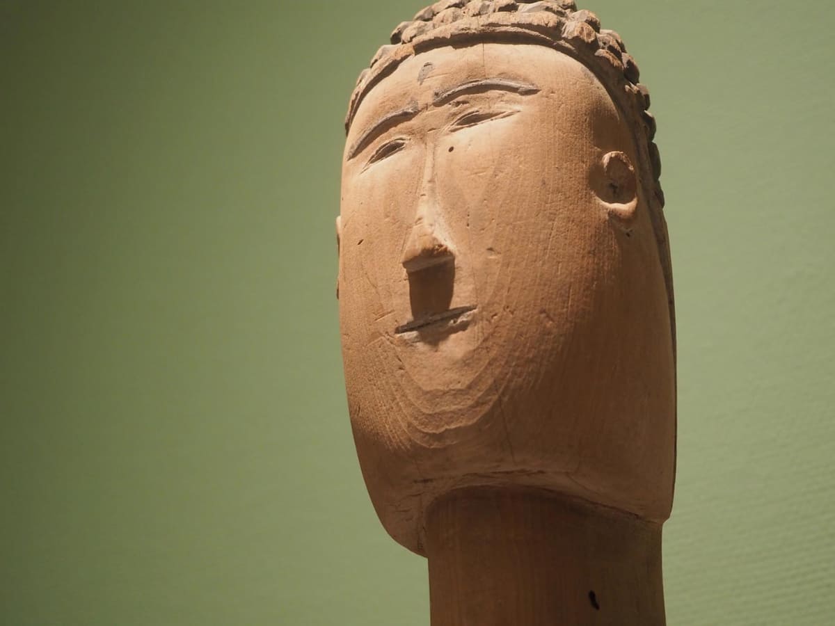 兄川山神社の《山神像》。横から見ると意外とふっくらとした顔立ち