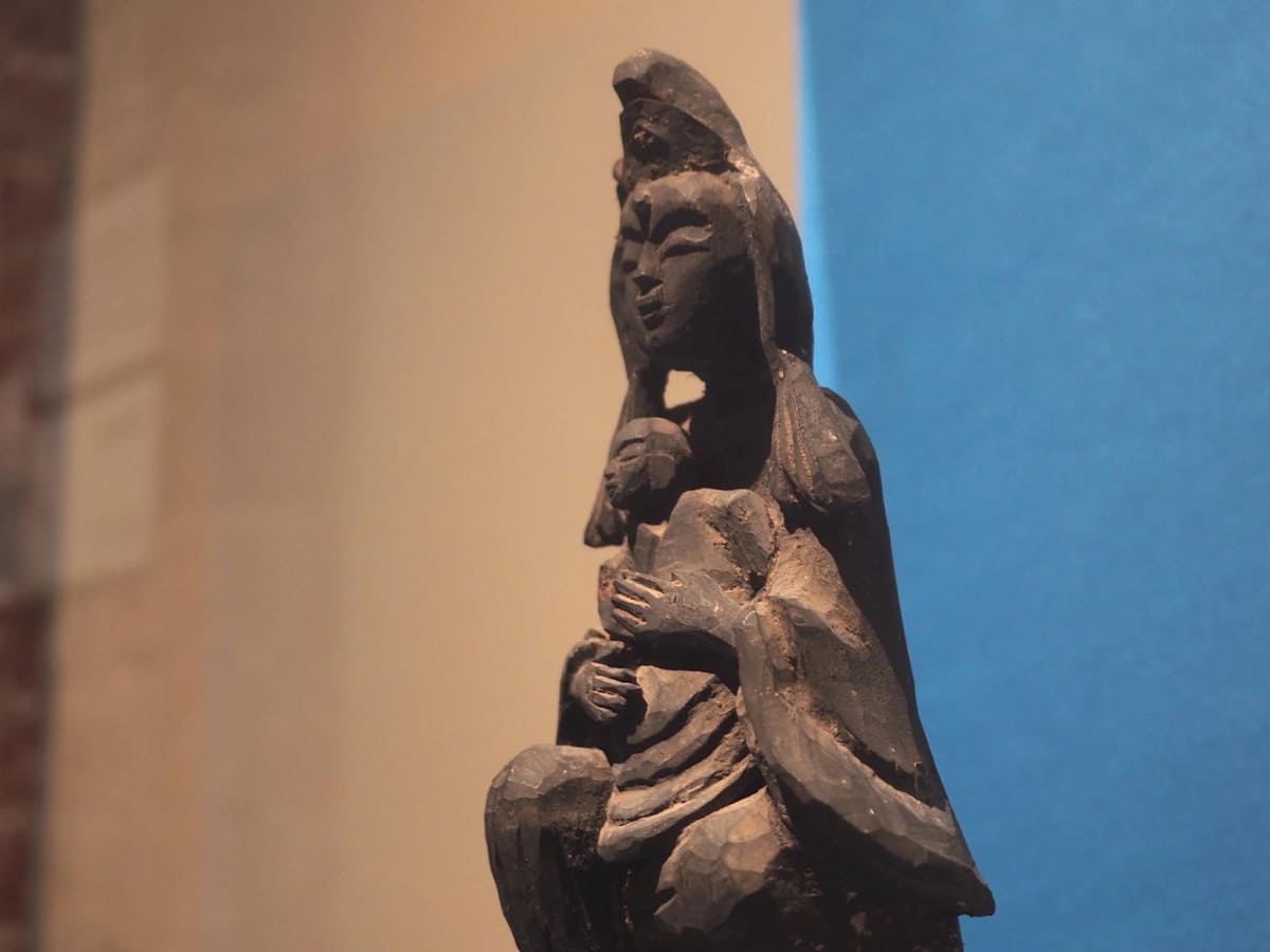 幼児をギュッと抱きしめる姿が印象的な《子安観音坐像》。江戸時代・慈眼寺・青森県五所川原市