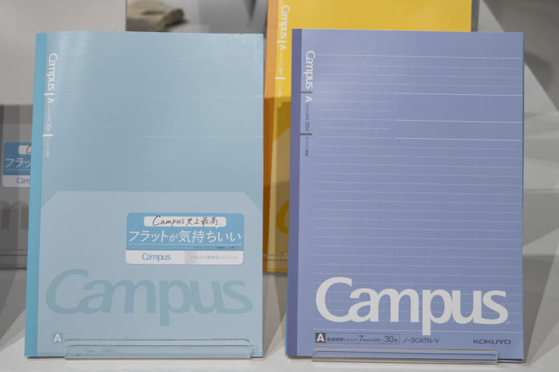 (左)フラットが気持ちいいノート (右)従来のノート