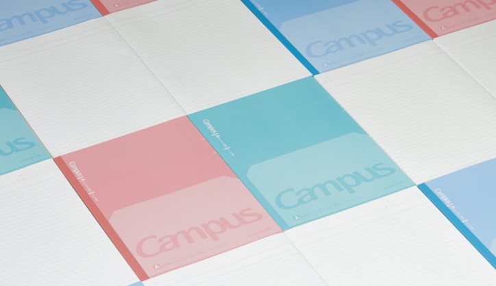 (左)フラットが気持ちいいノート (右)従来のノート