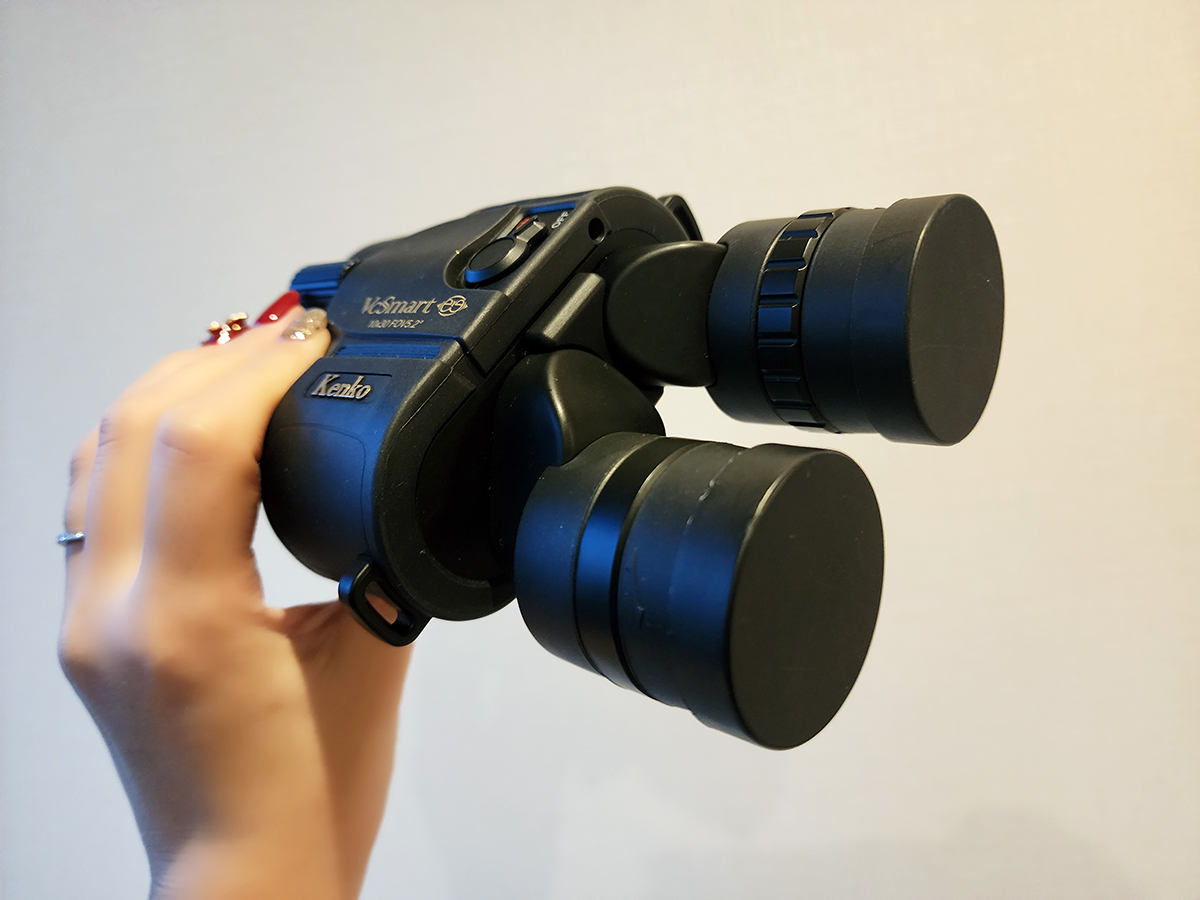 レンタルしたケンコー・トキナー「VC Smart 10×30WP 防振双眼鏡 倍率10倍」。イベント期間に撮影のタイミングがなく現物写真はこちらのみ。すみません……