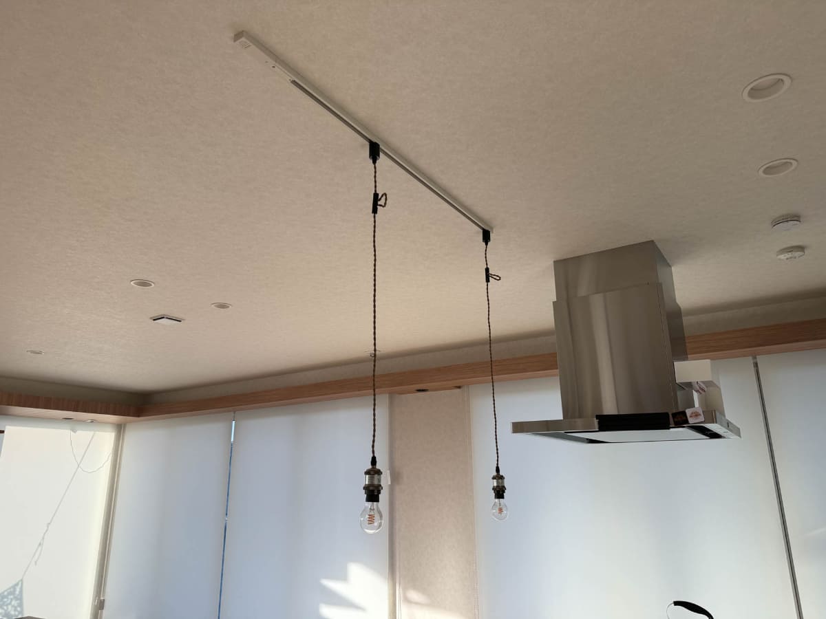 キッチン上部はダクトレールを配置し、IKEAのスマート電球を吊るしてる