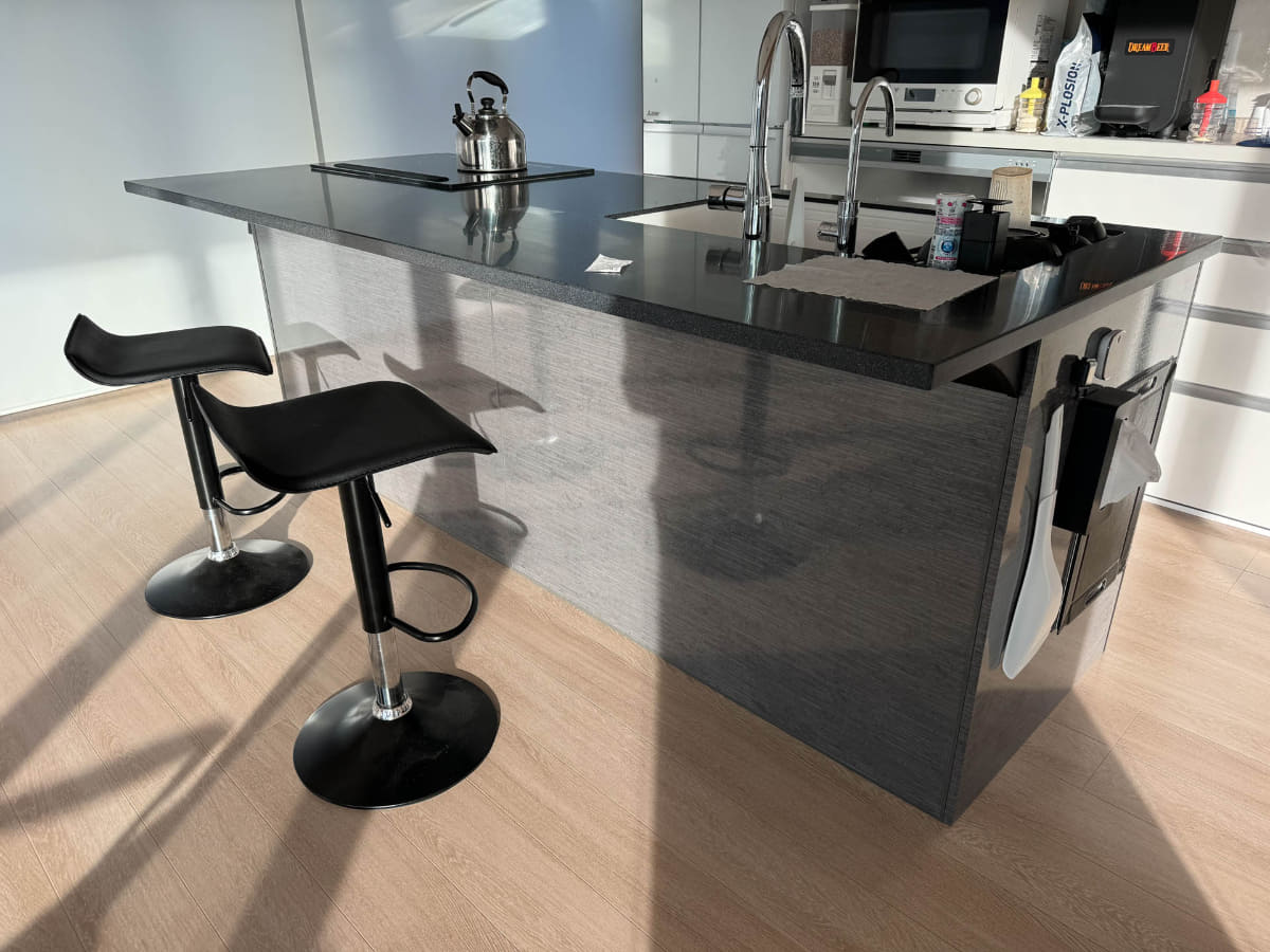 少し高めのスツールが必要な高さだが、広さは十分なカウンター