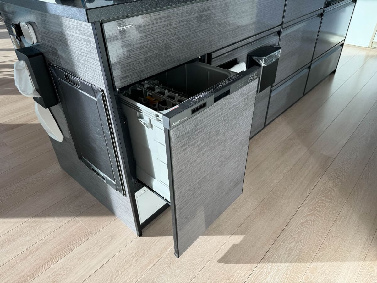 浅型の食洗機。標準品なのでフロントパネルが同じ柄のホーローにできる