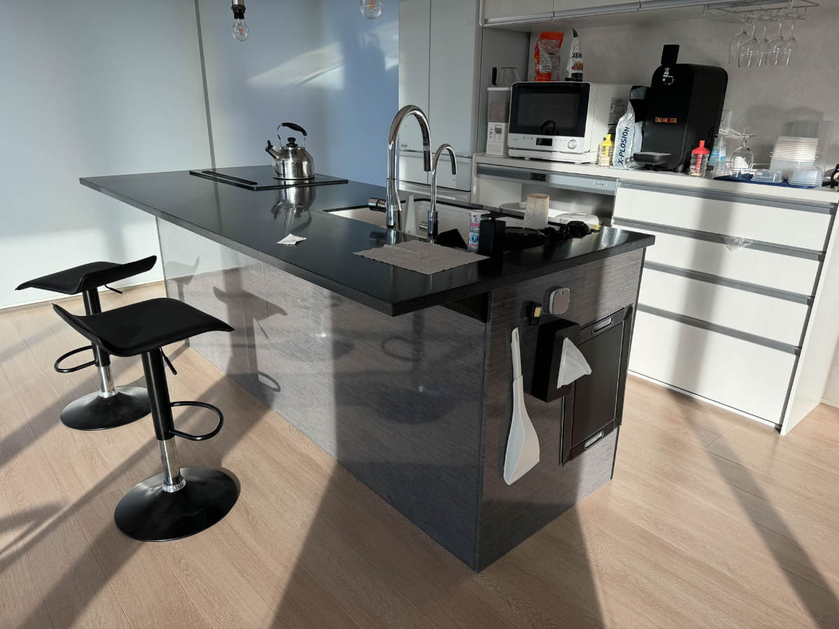 LDK全体をホワイト系にしつつ、キッチンをあえてブラック系にして目立たせている