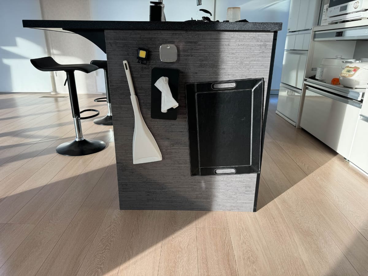 ホーローは磁石でいろいろ貼り付けられる。見栄えはちょっと残念になるけど……