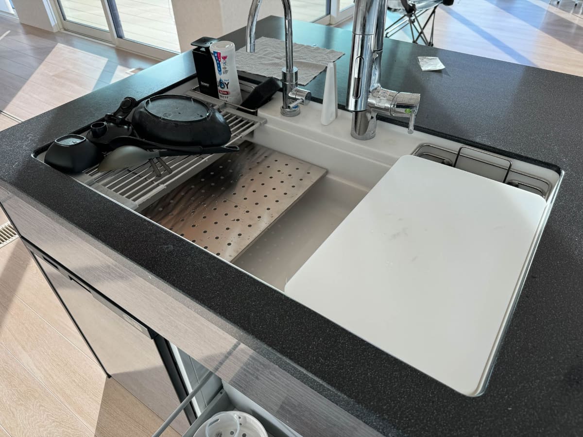 専用の水切りやまな板をシンク内において使える家事らくシンク