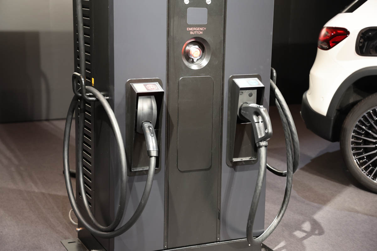 左がCHAdeMO、右がNACSのコネクタ