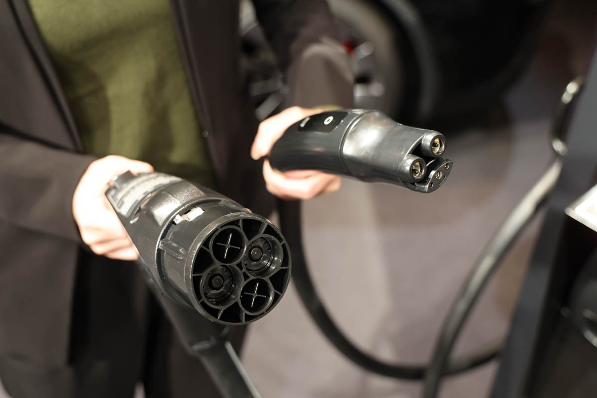 左がCHAdeMO、右がNACSのコネクタ